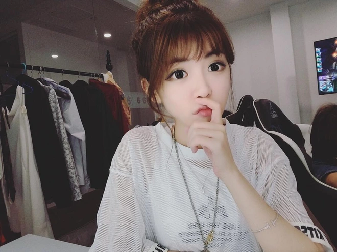 Hiện tại, dù nỗ lực thay đổi, Chu Thục Di vẫn gặp nhiều khó khăn trong việc lấy lại vị trí và sự yêu mến từ công chúng.(Ảnh: Tri thức trẻ)