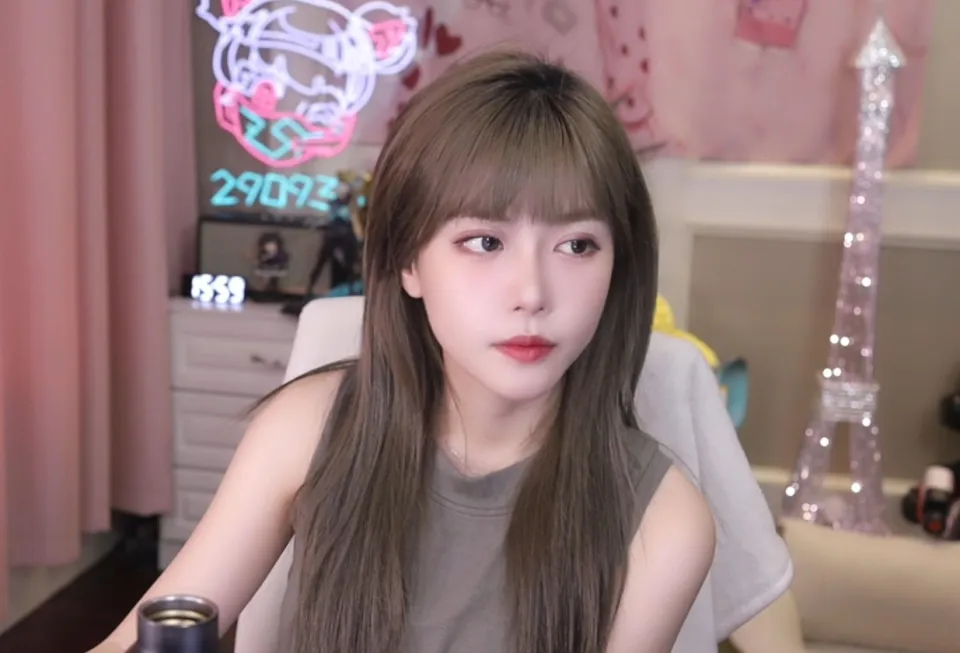 Dù khởi đầu mạnh mẽ, lượt xem và tương tác của buổi livestream thứ hai giảm đáng kể. Một số khán giả chỉ trích cô đã hạ thấp hình ảnh cá nhân.(Ảnh: GameK)