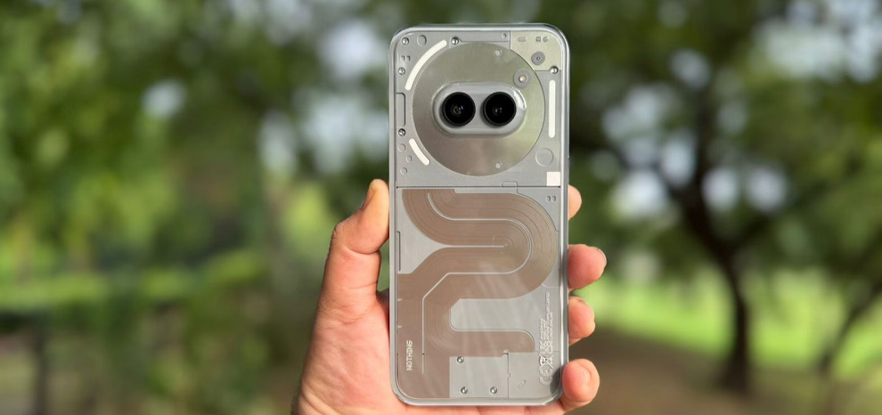 Thiết kế mặt lưng trong suốt giữ nguyên nét đặc trưng, đồng thời nâng cao sự sang trọng và hiện đại.(Ảnh: The Indian Express)