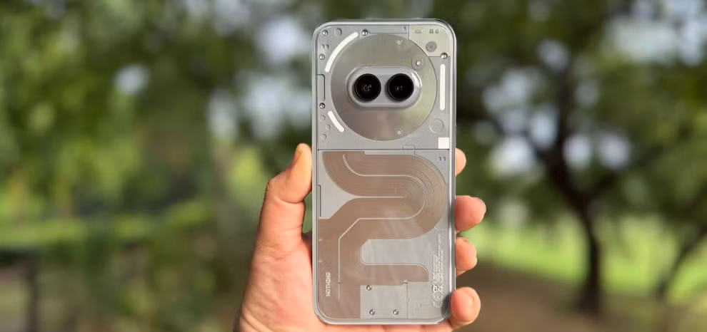 Thiết kế mặt lưng trong suốt giữ nguyên nét đặc trưng, đồng thời nâng cao sự sang trọng và hiện đại.(Ảnh: The Indian Express)