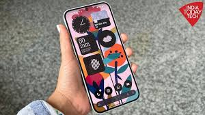 2. Nothing Phone 2A: Nothing Phone 2A sở hữu màn hình Flexible AMOLED 6,7 inch với tần số quét 120Hz, mang lại trải nghiệm hình ảnh mượt mà và rõ nét ngay cả dưới ánh sáng mạnh. (Ảnh: India Today)