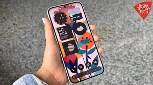 2. Nothing Phone 2A: Nothing Phone 2A sở hữu màn hình Flexible AMOLED 6,7 inch với tần số quét 120Hz, mang lại trải nghiệm hình ảnh mượt mà và rõ nét ngay cả dưới ánh sáng mạnh. (Ảnh: India Today)