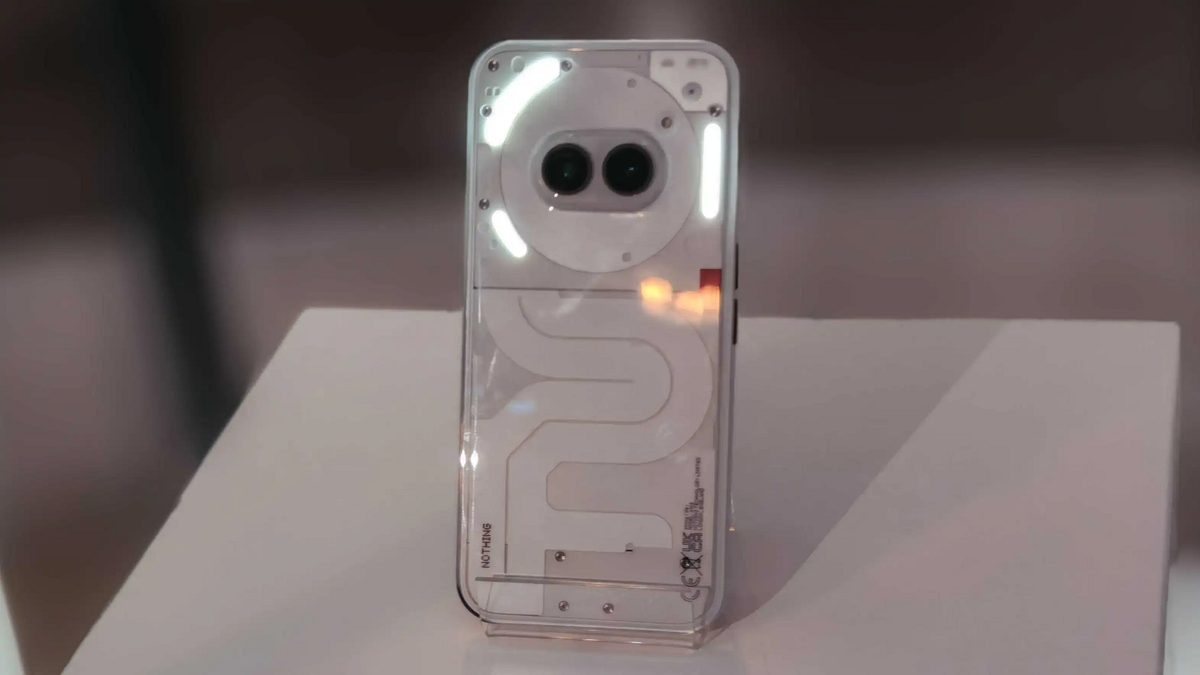 Điểm nhấn thiết kế nằm ở mặt lưng trong suốt, tạo phong cách hiện đại và độc đáo.(Ảnh: Tech Advisor)