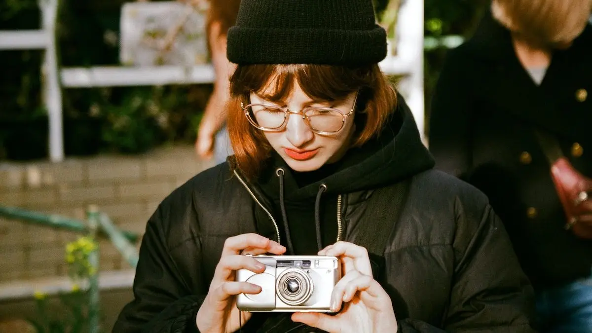 Giới trẻ chuộng ảnh chụp bằng máy ảnh compact vì cảm giác “thực” hơn so với ảnh chụp từ điện thoại, vốn bị xử lý tự động quá mức.(Ảnh: Adorama)
