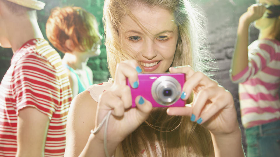 Máy ảnh compact mang lại trải nghiệm mới lạ với các nút bấm vật lý, cảm giác kiểm soát tốt hơn và khuyến khích chụp ảnh thận trọng, sáng tạo hơn.(Ảnh: Yahoo)