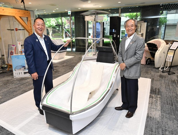 Thiết bị này sử dụng tia nước tốc độ cao và bong bóng không khí siêu nhỏ để làm sạch da tự nhiên mà không gây khó chịu. (Ảnh: mainichi.jp)