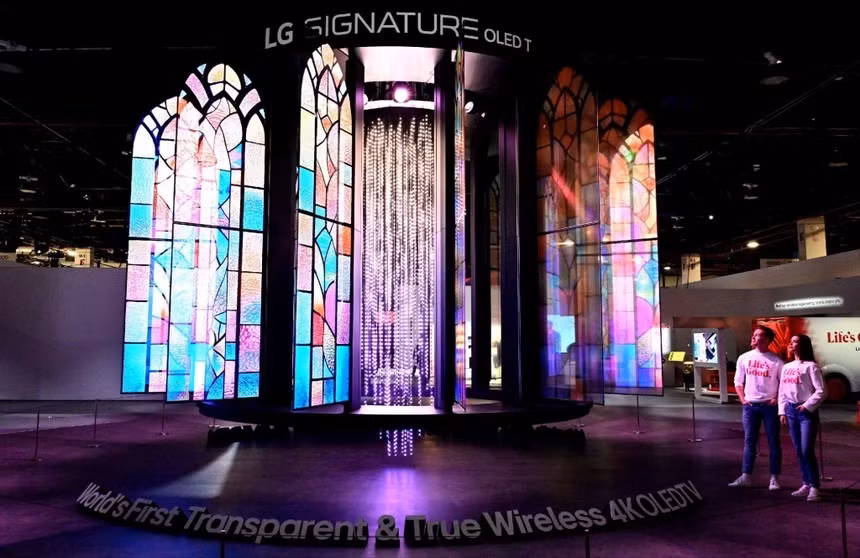 Khu vực Curate &amp; Elevate (Kiến tạo &amp; Nâng tầm): Điểm nhấn là đèn chùm khổng lồ kết hợp 28 TV trong suốt LG Signature OLED T. Thiết bị nhà bếp thông minh với tủ lạnh, lò vi sóng và bếp nướng tích hợp AI.(Ảnh:Phụ nữ số)