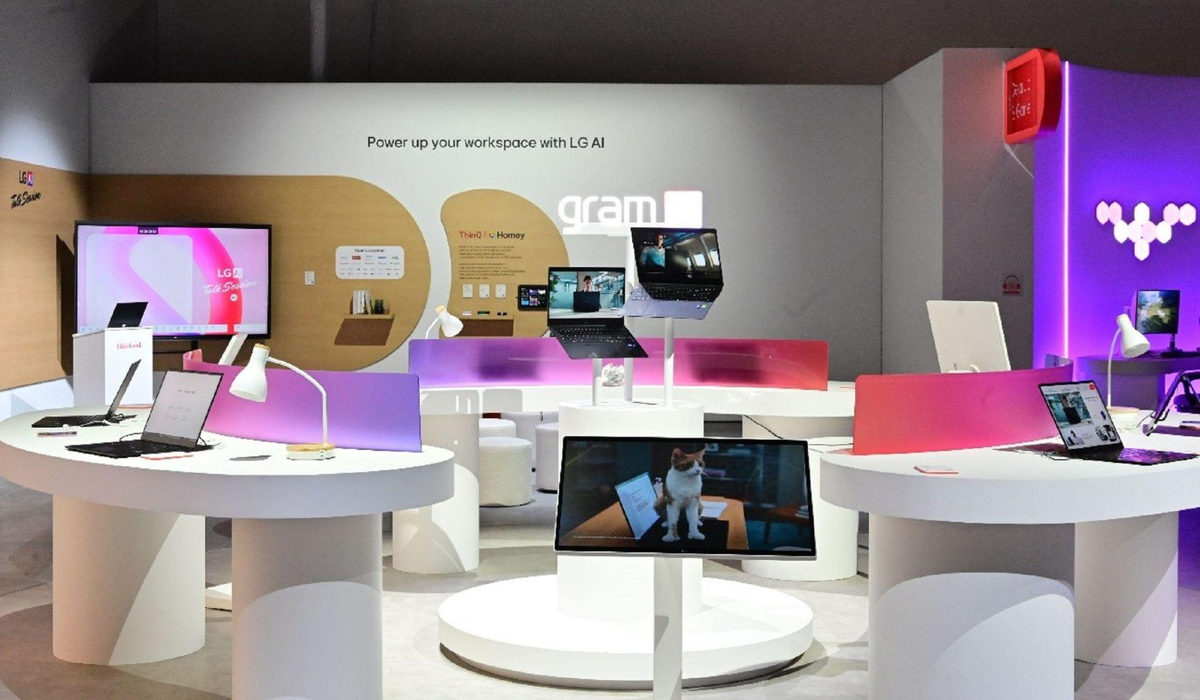 Khu vực Work &amp; Create (Làm việc &amp; Sáng tạo): Văn phòng thông minh với laptop LG gram Pro 2-in-1 tích hợp AI. LG CreateBoard hỗ trợ phân tích và tóm tắt tài liệu, tối ưu hóa công việc.(Ảnh: Phụ nữ số)