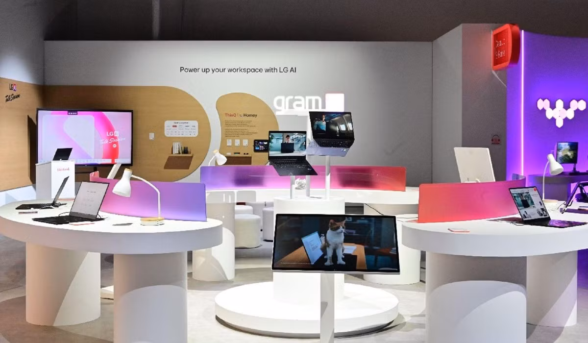Khu vực Work &amp; Create (Làm việc &amp; Sáng tạo): Văn phòng thông minh với laptop LG gram Pro 2-in-1 tích hợp AI. LG CreateBoard hỗ trợ phân tích và tóm tắt tài liệu, tối ưu hóa công việc.(Ảnh: Phụ nữ số)