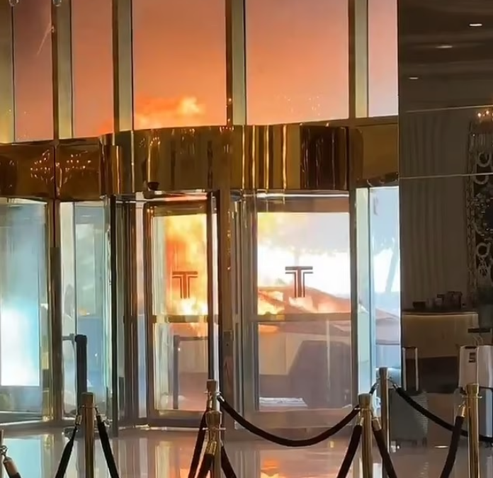 Vụ việc chiếc Tesla Cybertruck bốc cháy trước khách sạn Trump International ở Las Vegas vào ngày 1/1/2025 đã thu hút sự chú ý lớn khi một người thiệt mạng và nhiều người bị thương. Elon Musk - CEO của hãng Tesla - khẳng định vụ nổ không phải do lỗi kỹ thuật của xe, mà có thể liên quan đến pháo hoa hoặc một quả bom giấu trong thùng xe. (Ảnh: X)