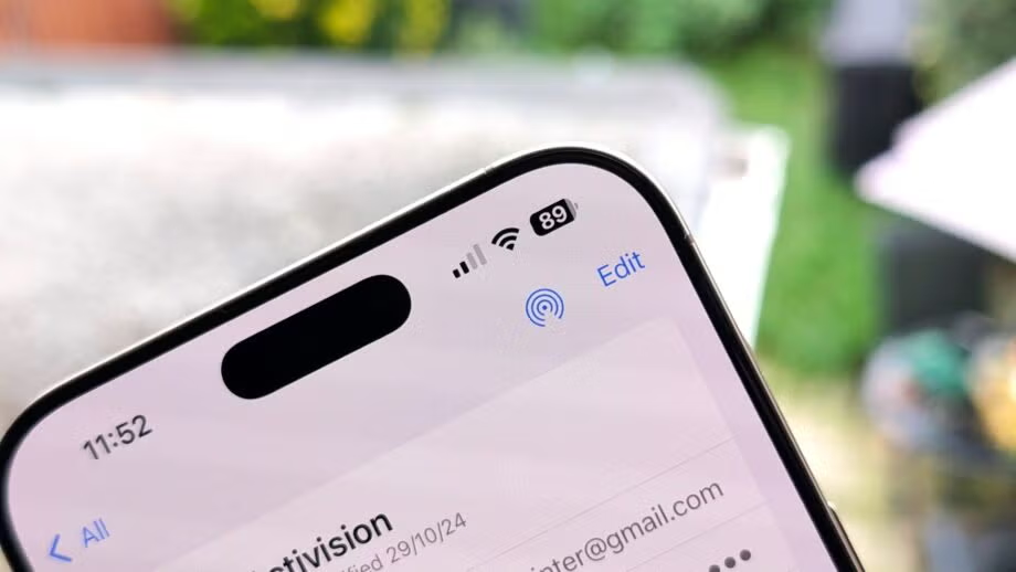 Một số người đã thử khôi phục cài đặt gốc, nhưng điều này có thể làm hỏng điện thoại.(Ảnh: Trusted Reviews)