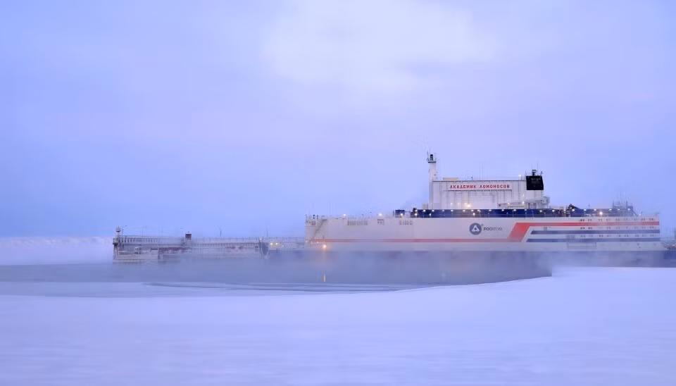  Nhà máy điện hạt nhân nổi Akademik Lomonosov vừa hoàn thành thay thế các thanh nhiên liệu urani đầu tiên kể từ khi hoạt động năm 2020. (Ảnh: thebarentsobserver)