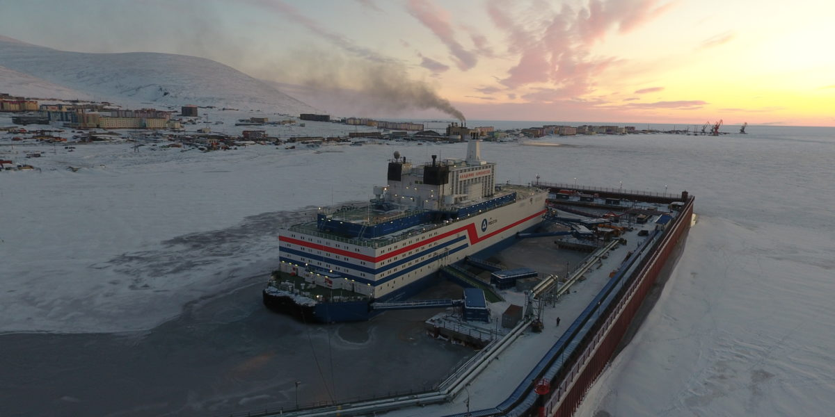 Đây là nhà máy điện hạt nhân nổi duy nhất và cũng là cơ sở sản xuất điện xa nhất về phía Bắc thế giới, sử dụng công nghệ tương tự tàu phá băng hạt nhân của Nga. (Ảnh: atommedia.online)