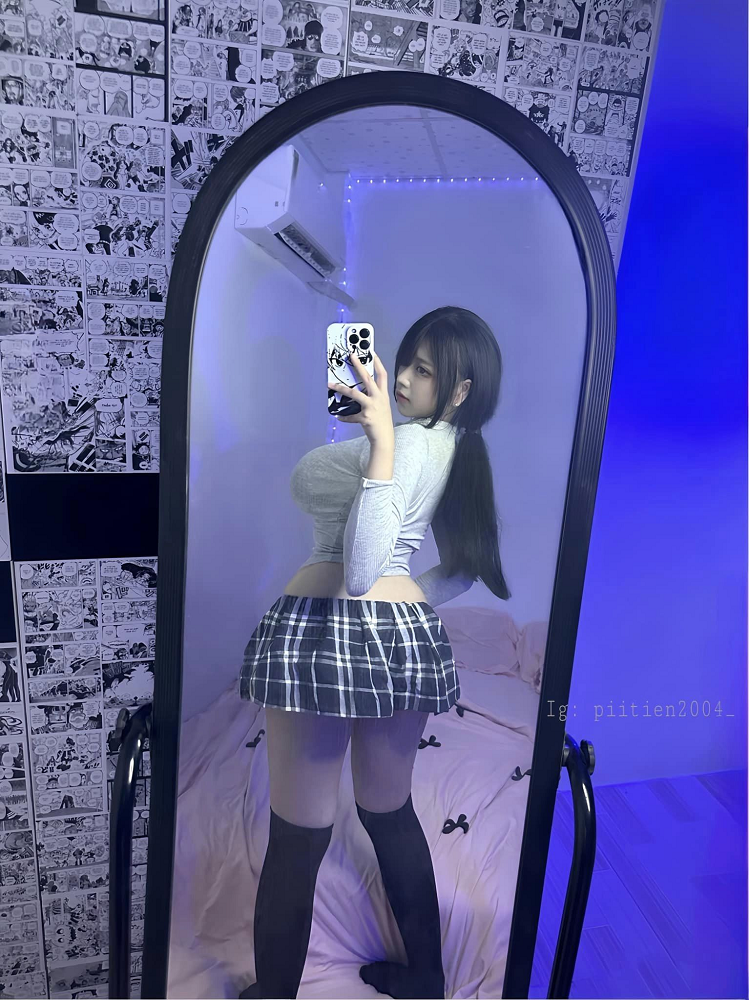 Pi Tiên không ngừng sáng tạo và bùng nổ với những bộ ảnh cosplay nhân vật. Gần đây, cô đã khiến cộng đồng dậy sóng với bộ ảnh cosplay Luffy – nhân vật chính của bộ truyện One Piece. Dù khoác lên mình trang phục đơn giản, cô vẫn toát lên thần thái mạnh mẽ và nét quyến rũ đặc trưng, biến Luffy trở thành một hình tượng hoàn toàn mới, vừa đáng yêu vừa gợi cảm. (Ảnh: gosugamers.vn)