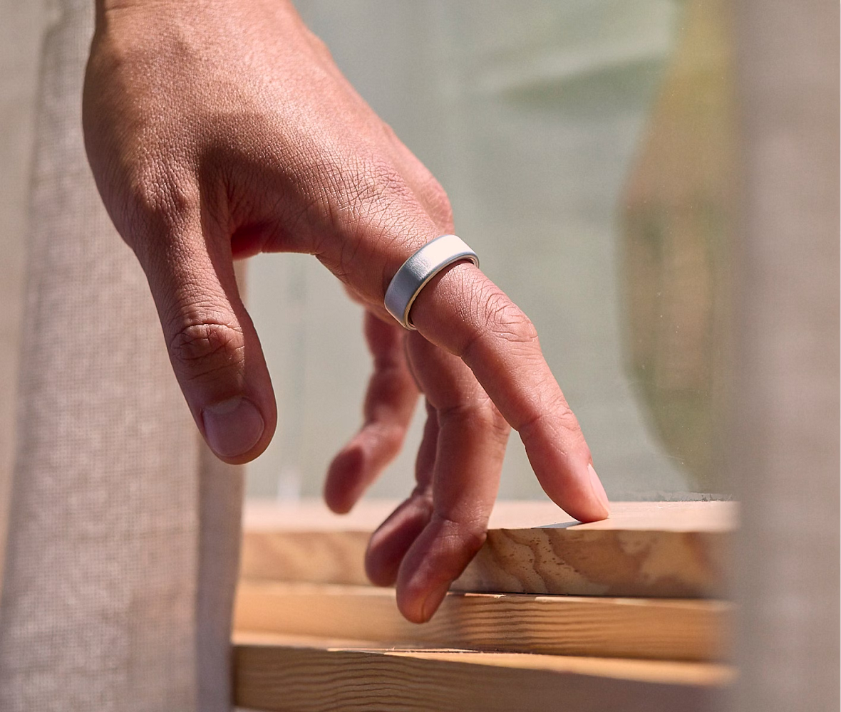 Nhẫn Oura theo dõi sức khỏe toàn diện, từ giấc ngủ, nhịp tim đến căng thẳng, với thời lượng pin ấn tượng lên đến 8 ngày. (Ảnh: Oura Ring)