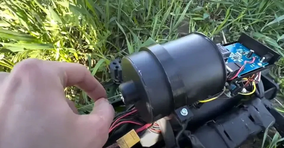 Dù hiệu quả, UAV sợi quang có hạn chế về chiều dài cáp (20km), trọng lượng lớn, và chi phí cao, phù hợp hơn cho các nhiệm vụ chiến thuật. (Ảnh: Espreso. Global)