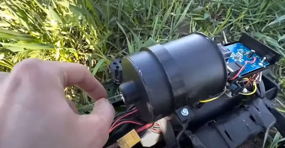 Dù hiệu quả, UAV sợi quang có hạn chế về chiều dài cáp (20km), trọng lượng lớn, và chi phí cao, phù hợp hơn cho các nhiệm vụ chiến thuật. (Ảnh: Espreso. Global)