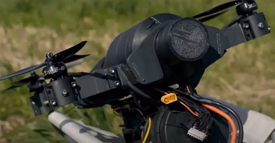 Công nghệ này không thay đổi toàn diện chiến trường nhưng đóng vai trò hỗ trợ quan trọng, tăng hiệu quả của UAV truyền thống. (Ảnh: Espreso. Global)