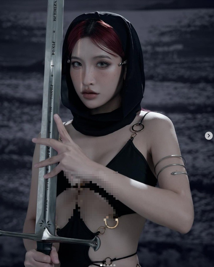 Tuy nhiên, sự chú ý về ngoại hình cũng khiến cô nhận không ít bình luận tiêu cực. (Ảnh: motgame.vn)