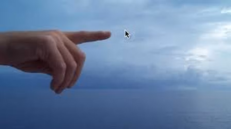 3.PointerPointer.com là một trang web cực kỳ kỳ quặc và gây nghiện. Bạn chỉ cần di chuyển chuột đến một vị trí bất kỳ trên màn hình, và trang web sẽ hiển thị một bức ảnh có người chỉ tay đúng vào vị trí đó. Mỗi lần thử lại là một hình ảnh mới.(Ảnh:TechCrunch)