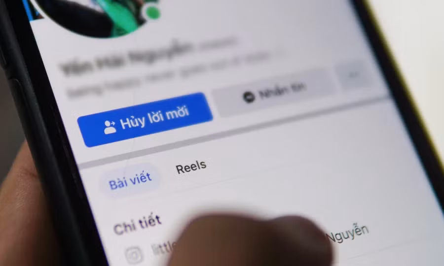 1. ‘Bắt bài’ chiêu trò lừa đảo: Cảnh giác với lời mời kết bạn từ người lạ trên mạng xã hội, luôn xác minh kỹ thông tin trước khi kết nối, và không chia sẻ thông tin cá nhân hoặc tài chính cho người không quen biết. (Ảnh: Phu Nu Today)