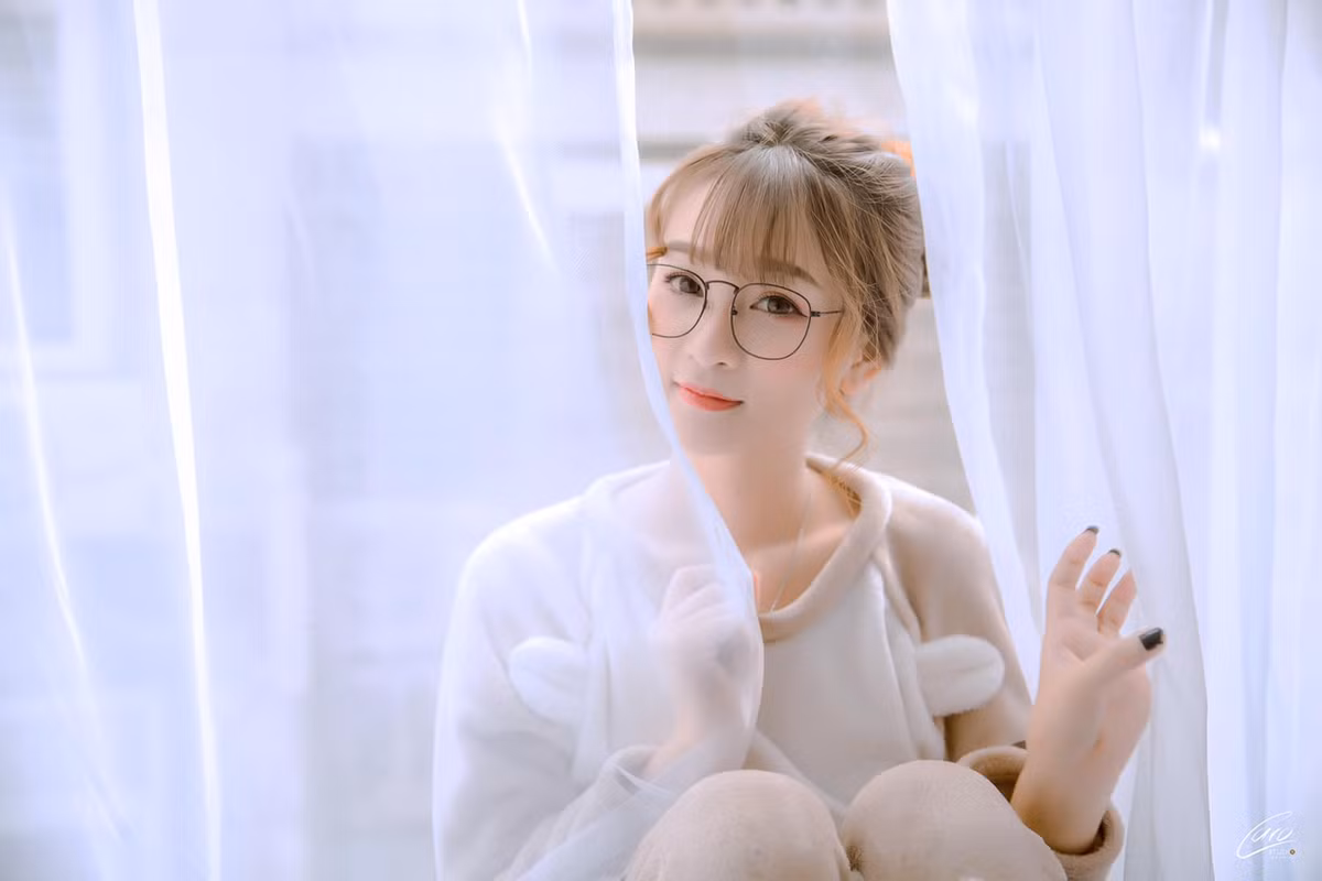 Người đẹp thu hút sự chú ý của khán giả không chỉ bởi vẻ đẹp quyến rũ mà còn bởi kỹ năng chơi game xuất sắc.(Ảnh: news.onlive.vn)