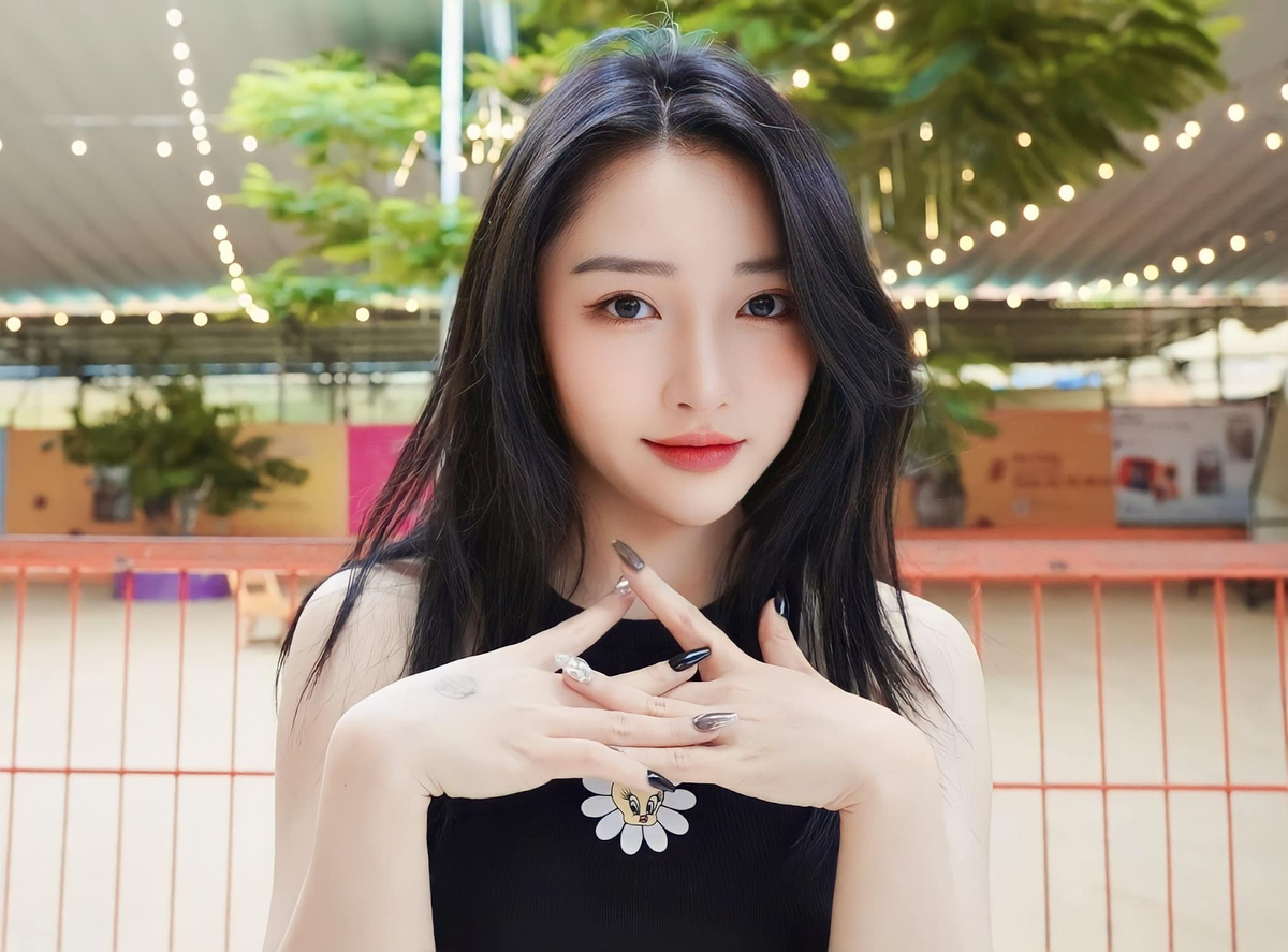 2. Xuka Nhật Hoa (Huỳnh Nhật Hoa): Sinh năm 1996, nổi tiếng với LMHT, vlog và video tư vấn tâm lý, cô tập trung phát triển bản thân mà ít ồn ào trên mạng xã hội.(Ảnh: Phụ nũ số)