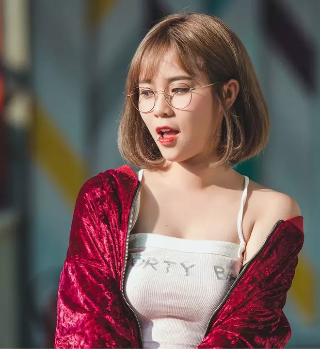 1. Misthy (Lê Thy Ngọc): Sinh năm 1995, nữ streamer tiên phong trong làng game Việt với lối nói chuyện hài hước, thu hút hàng triệu lượt xem và thường xuyên mời khách mời nổi tiếng trong các buổi livestream. (Ảnh: ON Live)