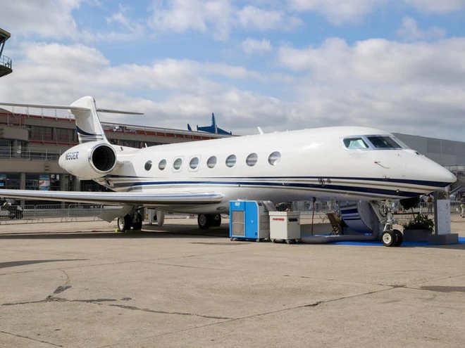 3. Jeff Bezos và đam mê không gian: Jeff Bezos, người giàu nhất thế giới, không chỉ đầu tư vào công ty Blue Origin để thực hiện các chuyến bay vào không gian mà còn sở hữu phi cơ riêng trị giá 65 triệu USD. (Ảnh: Tri thức trẻ)