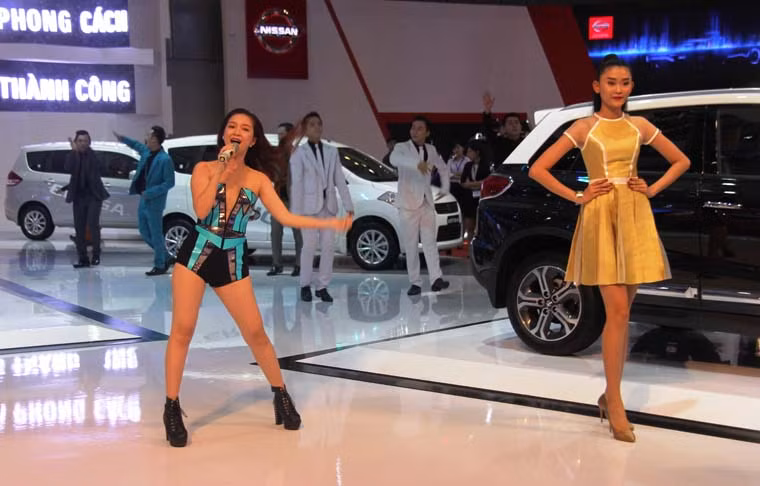 Ca sĩ Đinh Hương cháy hết mình trong show diễn của mình cùng những người mẫu tại triển lãm.