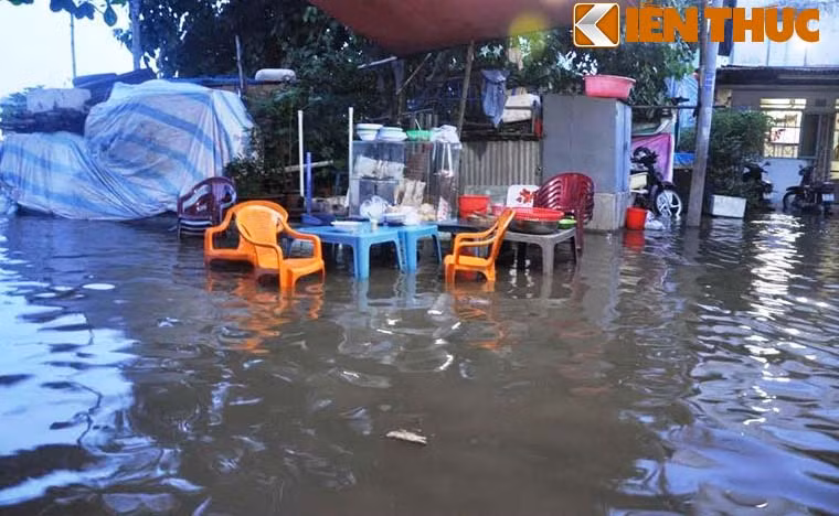 Từ 16h30 chiều cùng ngày, đợt triều cường tháng 10 trên các sông Sài Gòn, Nhà Bè...dâng cao khiến người dân không kịp trở tay dù đã có dự báo trước.