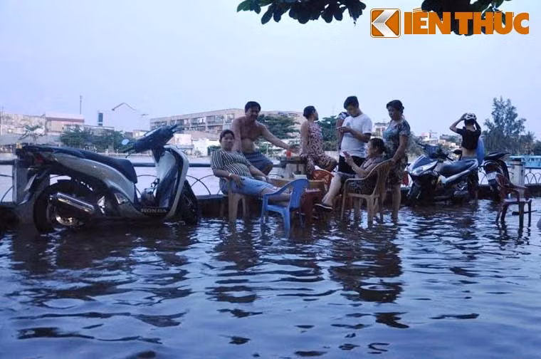 Nước sông dân cao tràn ngập nhiều tuyến đường ở TP HCM và ào ạt tràn vào nhà người dân trên các tuyến đường như Lê Văn Lương, Nguyễn Bình (huyện Nhà Bè); Nguyễn Tất Thành (quận 4); Huỳnh Tấn Phát, Trần Xuân Soạn, Nguyễn Hữu Lầu (quận 7)...