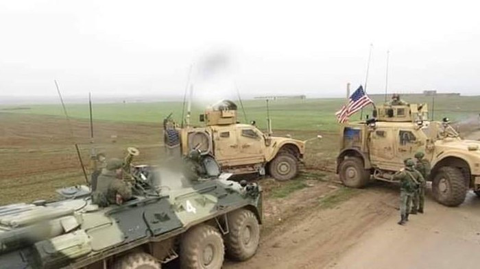 "Nếu người Nga không muốn hòa bình thì hãy để họ tự trách mình khi đã làm 4 binh sĩ của chúng tôi bị thương", hãng thông tấn Al Masdar News dẫn nguồn tin tham khảo từ giới quân sự Mỹ cho biết.