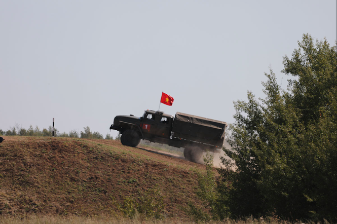 Các tay lái của đội súng cối sử dụng xe Ural thưc hiện bài thi vượt qua các chướng ngại vật khác nhau, chẳng hạn như dốc, cầu, đường.