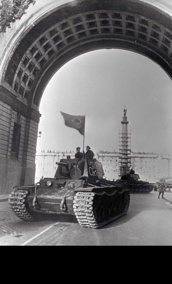 Một trong những chiếc xe tăng Liên Xô lừng danh nhất thế giới là KV (viết tắt tên ủy viên chính trị Liên Xô Kliment Voroshilov) - tên gọi chung dòng xe tăng hạng nặng được sử dụng trong quân đội Hồng quân hồi Chiến tranh Thế giới 2. Xe tăng này được sản xuất từ tháng 8/1939 tới tháng 8/1942. Ảnh: Xe tăng KV-1 đang từ Quảng trường Cung điện ở Leningrad thẳng tiến ra chiến trường.