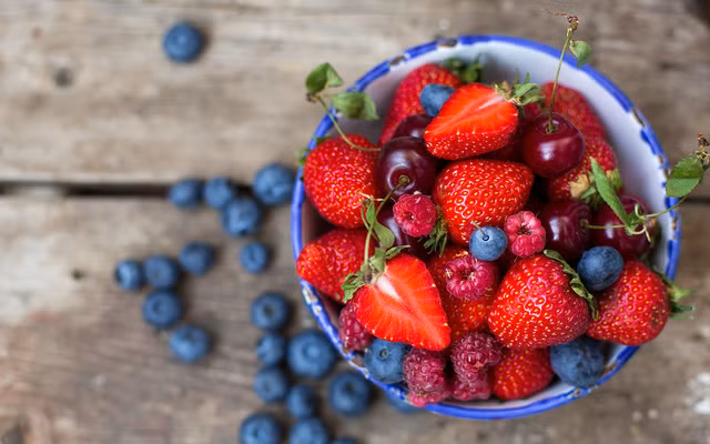 Những loại quả mọng này cũng chứa nhiều vitamin C và axit folic, rất cần thiết cho tất cả phụ nữ trong độ tuổi sinh sản. Và chúng cung cấp khả năng chống oxy hóa mạnh mẽ, không chỉ bảo vệ tim mà còn có thể bảo vệ chống lão hóa da, từ trong ra ngoài. Hơn nữa, quả việt quất có thể giúp giảm nguy cơ nhiễm trùng đường tiết niệu ở phụ nữ, trong khi chất dinh dưỡng gọi là lutein có trong tất cả các loại quả mọng đều có thể giúp bảo vệ thị lực.