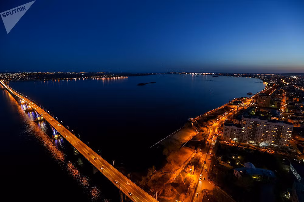 Cầu bắc ngang sông Volga nối hai thành phố Saratov và Engels.