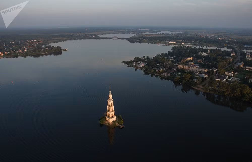 Tháp chuông Kayazin của Tu viện Thánh Nicholas nổi lên giữa dòng nước sông Volga.