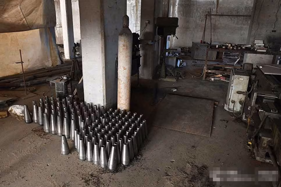 Loạt đạn, mìn mà phiến quân bỏ lại.