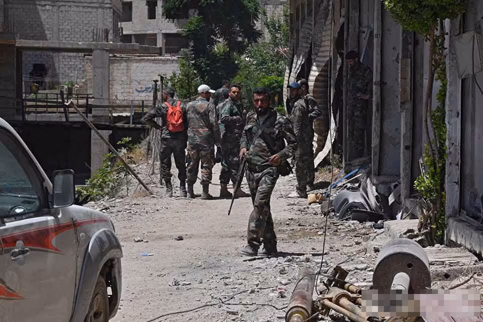 Lính Syria đi lại trên các con đường ở vùng đất mới giải phóng ở đông Damascus.