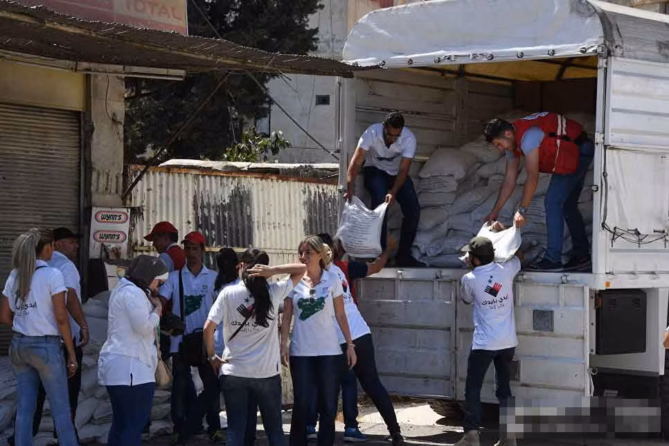 Các nhân viên cứu trợ đưa hàng tiếp viện cho người dân ở đây.