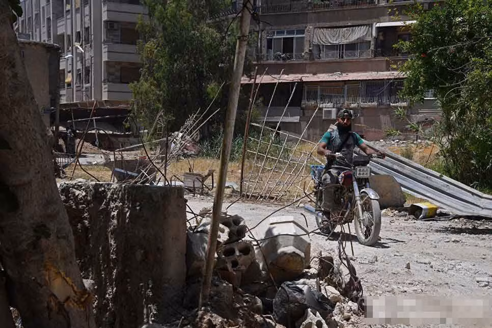 Người dân lái xe máy ở al-Qaboun.