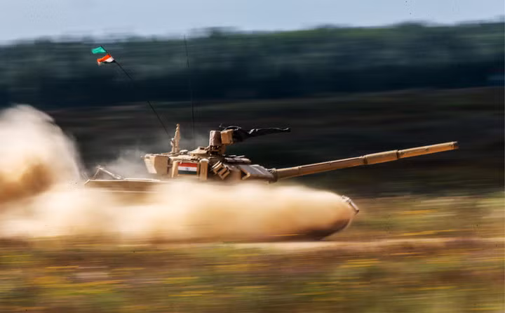 Xe tăng Ấn Độ tăng tốc về đích.