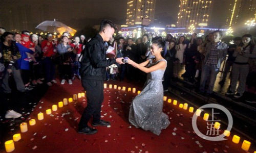 Man cau hon hoanh trang cua thieu nu xinh dep