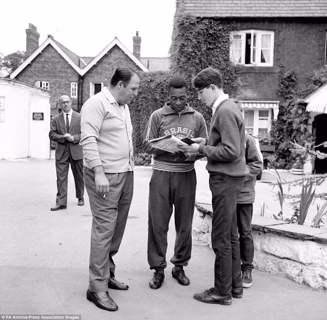 Vua bóng đá Pele là một trong những cầu thủ vĩ đại nhất thế giới. Trong ảnh là Pele ký tặng fan hâm mộ tại World Cup năm 1966 ở Anh.