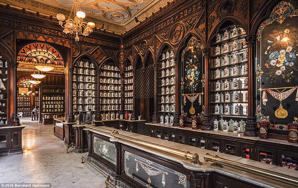 Museo de la Farmacia Habanera ở Havana là một bảo tàng được Catalan José Sarrá mở cửa từ năm 1886 và còn đến ngày nay.