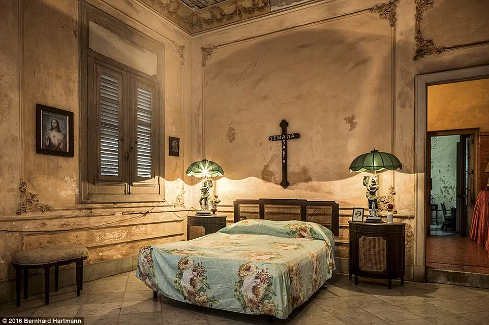 Bên trong phòng khách tại Casa Alonso - một biệt thự tư nhân xây dựng năm 1929 trong khu phố El Vedado, Havana, Cuba. Căn phòng này được thiết kế và sử dụng màu sắc một cách tinh tế, hài hòa.