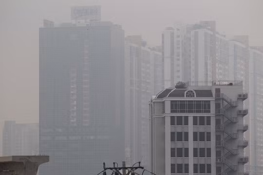 Những tòa cao ốc chìm trong sương mù.