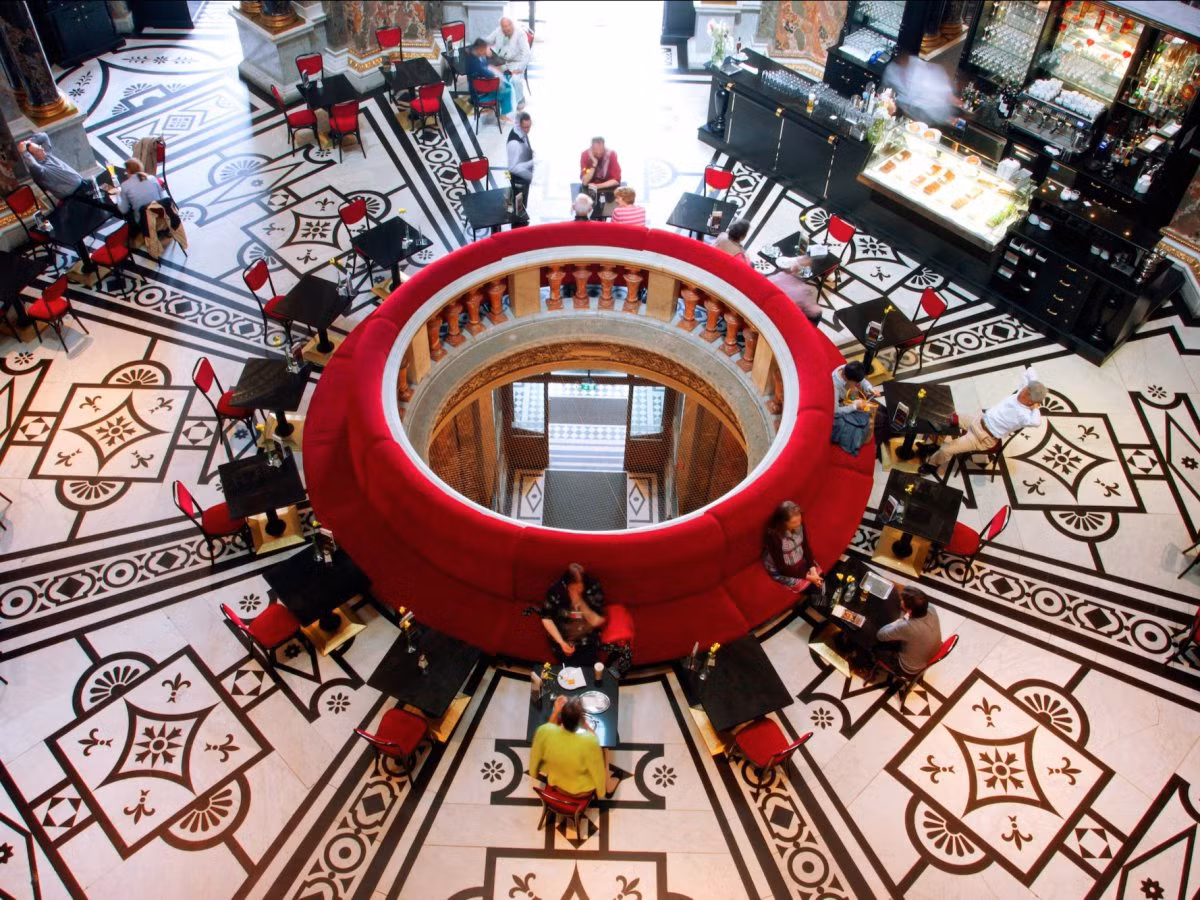 Thành phố Vienna là một trong những lý do khiến Áo là lựa chọn hoàn hảo cho chuyến du lịch một mình của du khách. Bạn có thể thưởng thức những bữa tiệc hấp dẫn tại các quán cafe cao cấp.