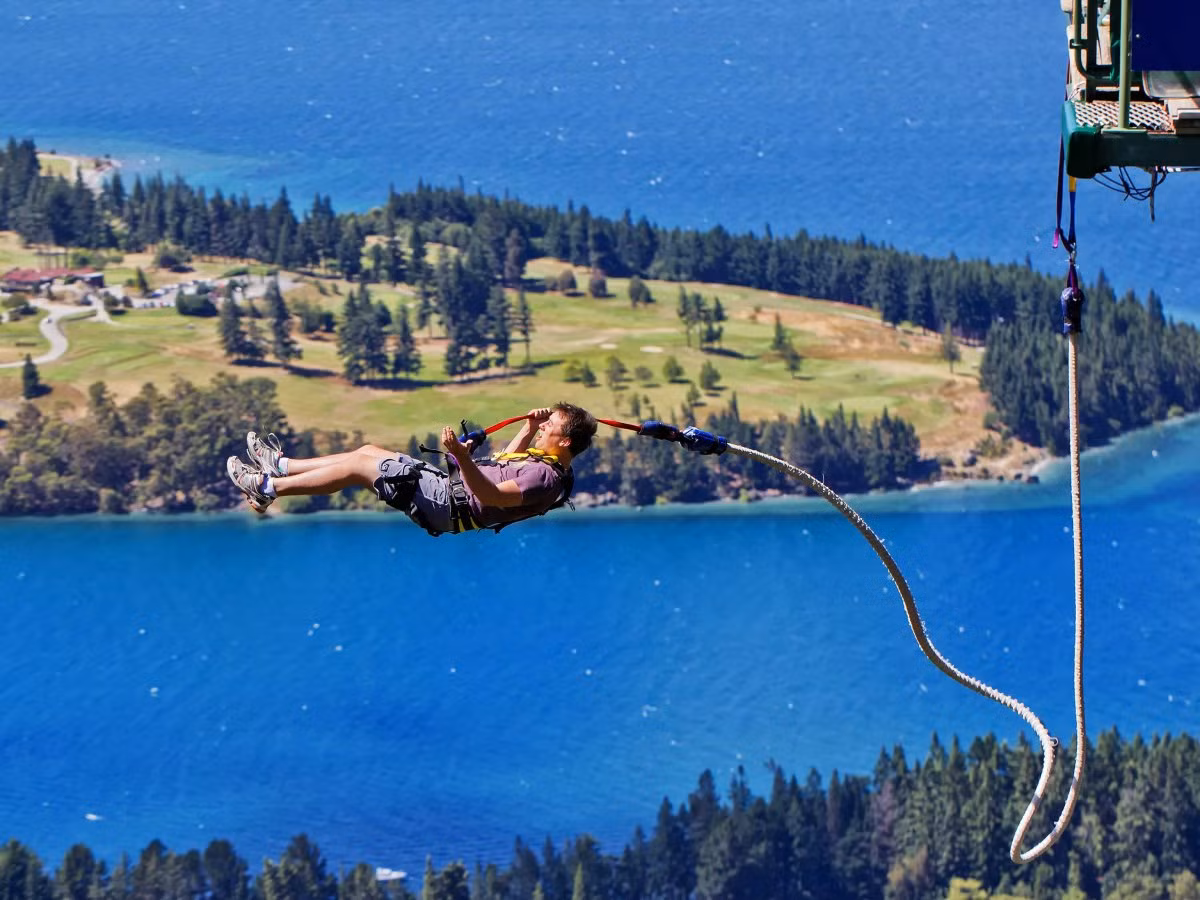 New Zealand là nơi du khách có cơ hội tận hưởng nhiều trải nghiệm thú vị như: nhảy bungee, đi dạo bằng thuyền, đạp xe đạp hay leo núi.